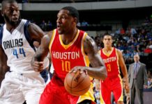 Jogador faz oração por cura de moradora de rua, após partida da NBA