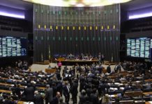 Militantes têm mais influência na política do que as igrejas, diz assessor da Câmara