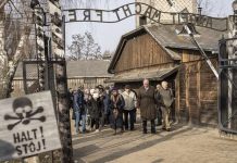 Sobreviventes do Holocausto voltam a Auschwitz após 75 anos da libertação