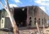 Pastores mantêm culto em igreja incendiada após destruição de aldeia cristã, na Nigéria